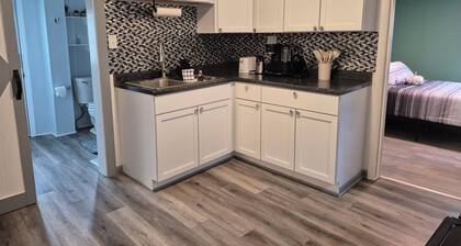 Charming 2-bedroom house with AC in Hamilton. Less than .5 mi from Spooky Nook.