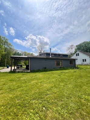 Exterior - Cozy & Peaceful 3-Bedroom Cabin in Beautiful Buchanan, Near Wineries & Beaches (Buchanan)