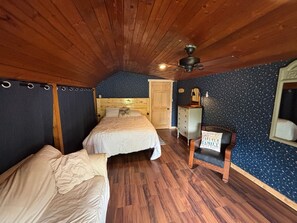 Desk, iron/ironing board, free WiFi, bed sheets - Cozy & Peaceful 3-Bedroom Cabin in Beautiful Buchanan, Near Wineries & Beaches (Buchanan)