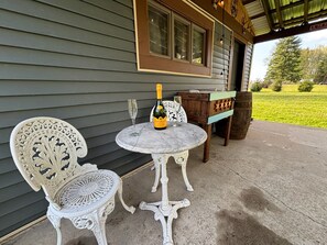 Outdoor dining - Cozy & Peaceful 3-Bedroom Cabin in Beautiful Buchanan, Near Wineries & Beaches (Buchanan)