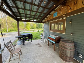 Outdoor dining - Cozy & Peaceful 3-Bedroom Cabin in Beautiful Buchanan, Near Wineries & Beaches (Buchanan)