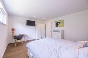 Tabla de planchar con plancha, wifi, ropa de cama