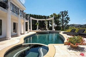 Una piscina cubierta, una piscina climatizada