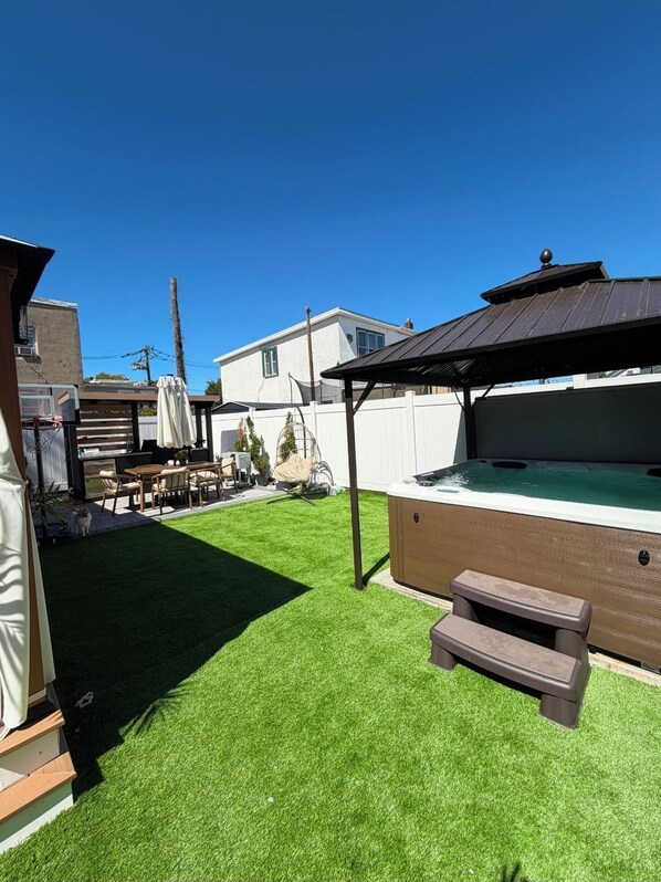 Unclassified image, 1 of 11, button - Cozy 2-bedroom apartment with Hot Tub and Oasis backyard in quaint Belleville (Belleville)