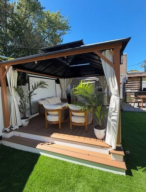 Unclassified image, 2 of 11, button - Cozy 2-bedroom apartment with Hot Tub and Oasis backyard in quaint Belleville (Belleville)