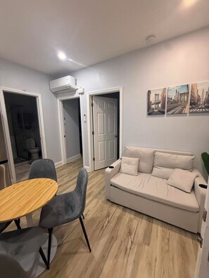 Unclassified image, 5 of 11, button - Cozy 2-bedroom apartment with Hot Tub and Oasis backyard in quaint Belleville (Belleville)