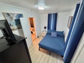 Escritorio, wifi gratis y ropa de cama 