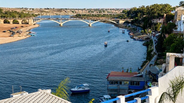 A river with boats, a bridge, and buildings along the shore. - Wonderful 3-bedroom riad with AC in charming Azemmour (Azemmour)