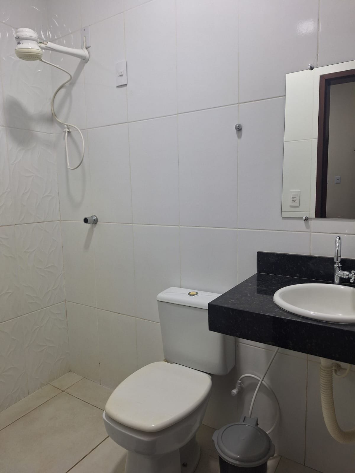 Un baño con inodoro, lavamanos y ducha.