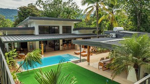 A modern house with a swimming pool, outdoor seating, and lush greenery. - Luxury 3-Bedroom Villa with Private Pool, 100m from Playa Matapalo (Savegre)
