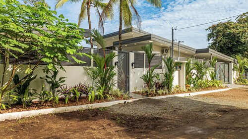 Luxury 3-Bedroom Villa with Private Pool, 100m from Playa Matapalo