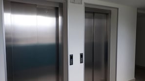 Duas portas de elevador em um edifício moderno.