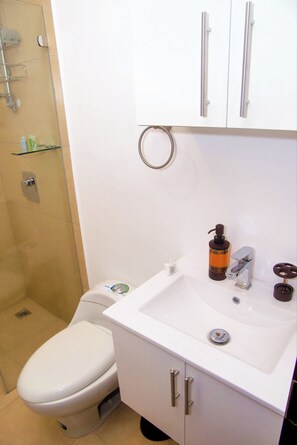 Ein Badezimmer mit Toilette, Waschbecken und Dusche.