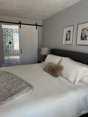 Room - Beautiful poolside luxury suite with private entrance. (Phoenix)