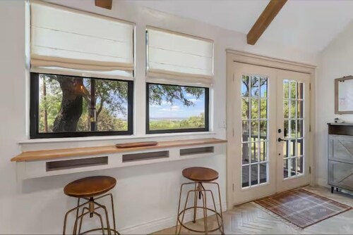 The Poppy House · 4BR Hilltop Farmhouse near Waco