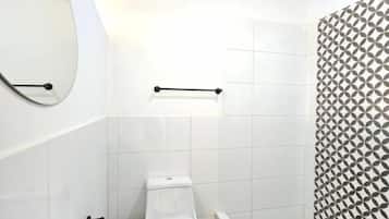 Un baño con lavamanos, inodoro y bañera.