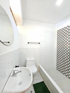 A bathroom with a sink, toilet, and bathtub. - Hotel Catañuñi (Sapallanga)