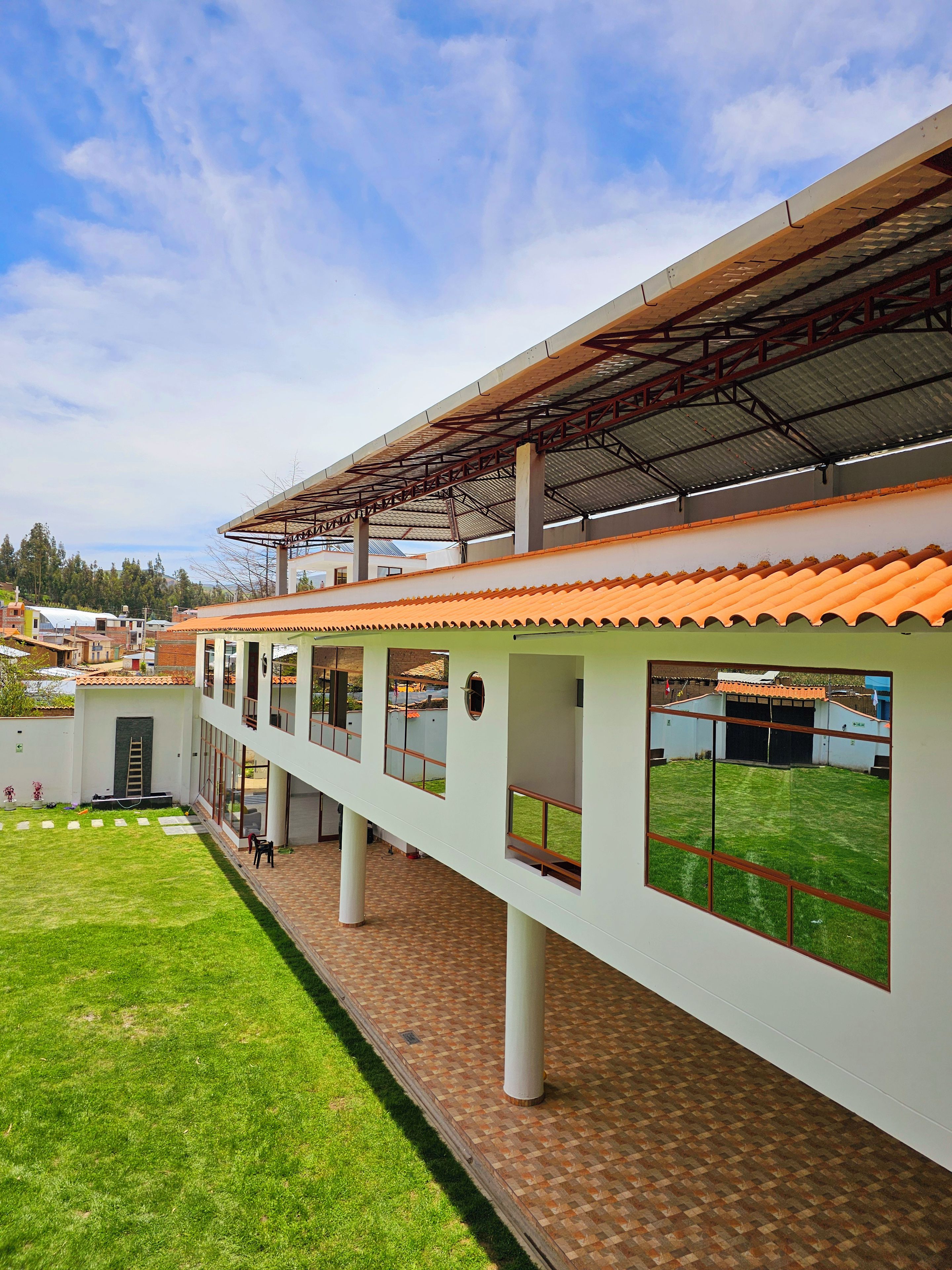 Vista frontal de la propiedad