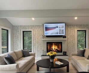 Living area - Luxury built 4-bedroom house with spa like amenities in charming Narrowsburg (Narrowsburg)