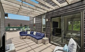 Outdoor dining - Spacious3 story,sleeps 10townhome inDowntown DSM- By East Village.Rooftop Patio! (Des Moines)