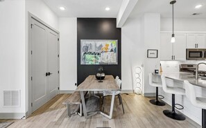 Dining - Spacious3 story,sleeps 10townhome inDowntown DSM- By East Village.Rooftop Patio! (Des Moines)