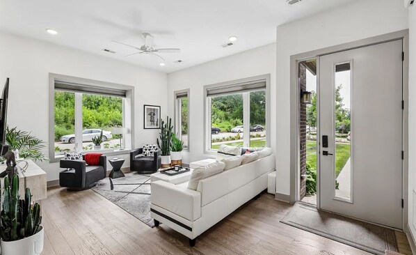 Unclassified image, 1 of 22, button - Spacious3 story,sleeps 10townhome inDowntown DSM- By East Village.Rooftop Patio! (Des Moines)