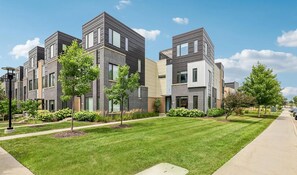 Exterior - Spacious3 story,sleeps 10townhome inDowntown DSM- By East Village.Rooftop Patio! (Des Moines)