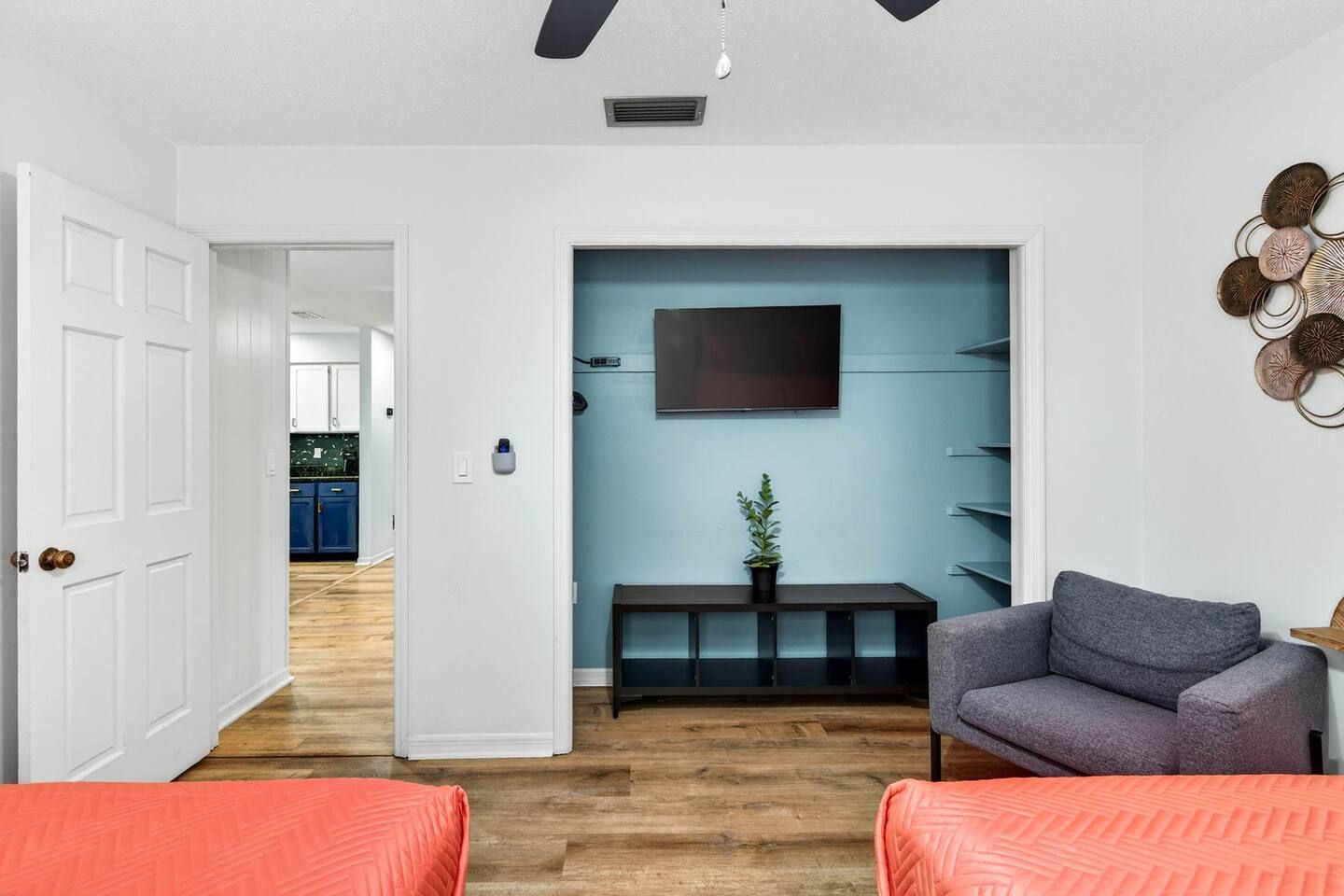 Ein modernes Wohnzimmer mit einer Couch, einem Couchtisch und einem an der Wand montierten Fernseher.
