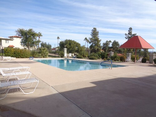 SNOWBIRD FAVORITE -  Quiet Location-  Pet Friendly, 2 Bedroom, 2 Story Townhouse