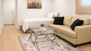 Unclassified image, 5 of 17, button - Self-Contained, Full Kitchen, Full Bath, Private-A (Richmond Hill)