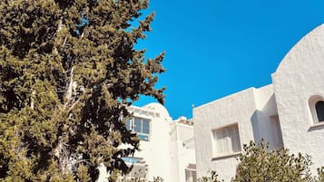 Ein weißes Gebäude vor blauem Himmel.