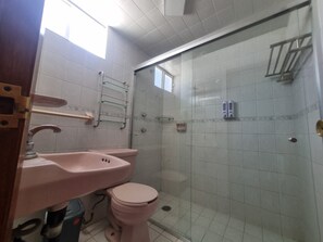 Un baño con lavabo, inodoro y ducha.