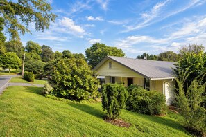 Exterior - Cozy Riverfront Cottage in the Heart of the Mountains (Canton)