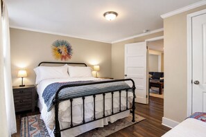 Room - Cozy Riverfront Cottage in the Heart of the Mountains (Canton)