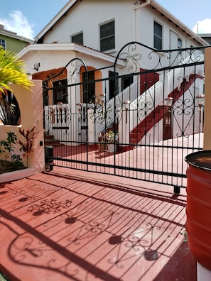 Property grounds - Tropical Apartment With Private Patio, Walk to Beaches, Shops and Cafes (Speightstown)
