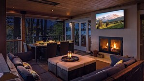 Outdoor dining - Bainbridge Escape~Waterfront~Chef’s Kitchen (Bainbridge Island)
