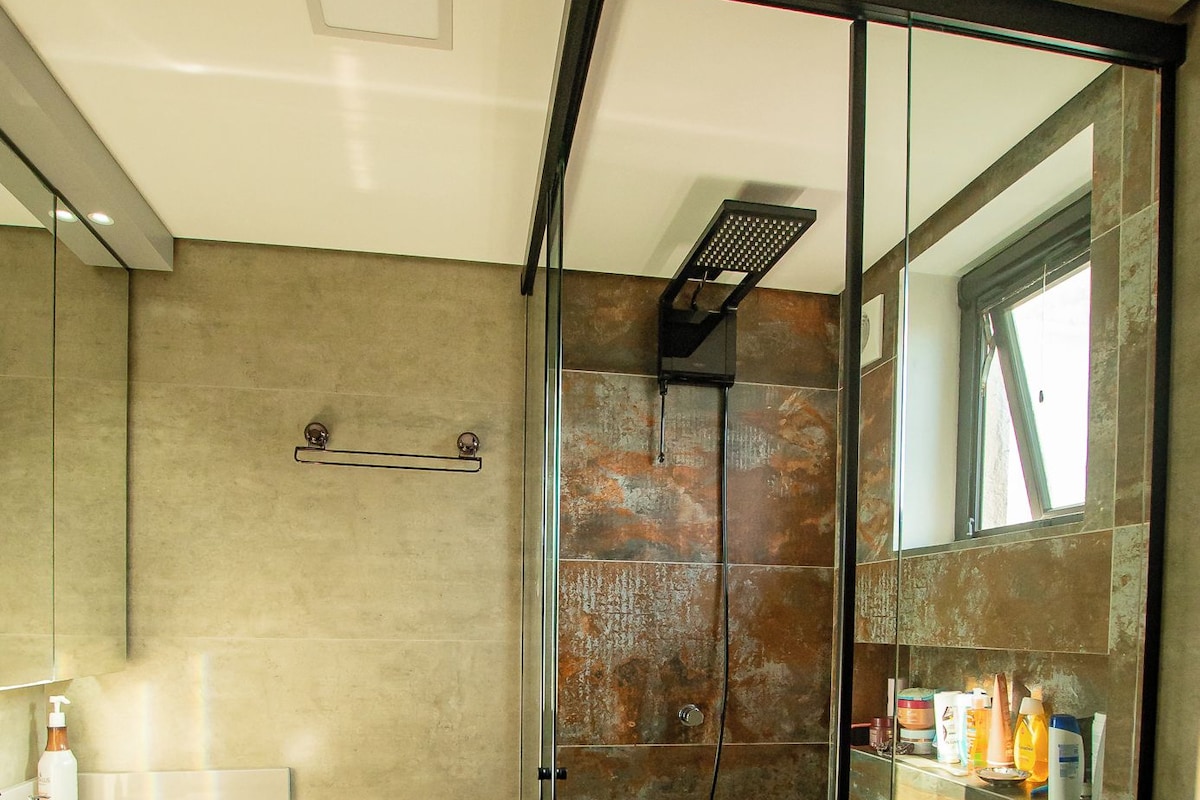 Penthouse Comfort, balkon, pemandangan pantai | Kamar mandi | Shower, perlengkapan mandi gratis,  dan tisu toilet