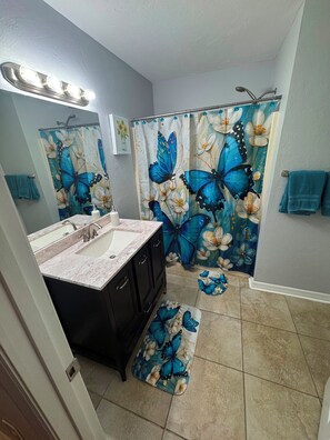 Shower, hair dryer, bidet, towels - 3-bed /3 bath , second Floor Townhome in beautiful Venice 6 min Beach with Pool (Venice)