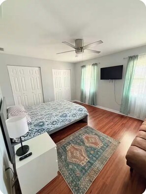 Iron/ironing board, Internet, bed sheets - 3-bed /3 bath , second Floor Townhome in beautiful Venice 6 min Beach with Pool (Venice)