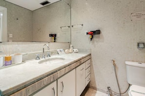 A bathroom with a double sink, a mirror, a toilet, and a shower. - Apartment with heated pool and gym in Alphaville - Barueri - São Paulo (Barueri)
