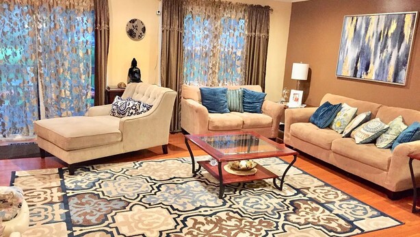 Living area - Spacious 3-bedroom townhome with AC Commutable to NYC (Woodbridge Township)