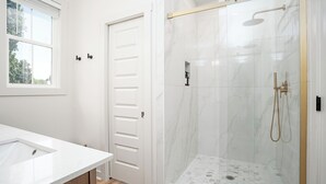 Chuveiro, secador de cabelo, toalhas de banho, sabonete