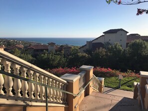 A residential area with a view of the ocean, a staircase with a balustrade, and a sign indicating a Pacific Park. - Resort with 2 bedrooms and AC in perfect Newport Coast (newport Coast)