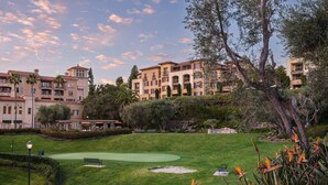 A golf course with a well-maintained lawn, a putting green, and a few benches. - Resort with 2 bedrooms and AC in perfect Newport Coast (newport Coast)
