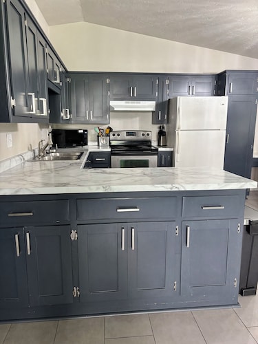 Cozy 2-bedroom duplex in peaceful Green Bay with AC