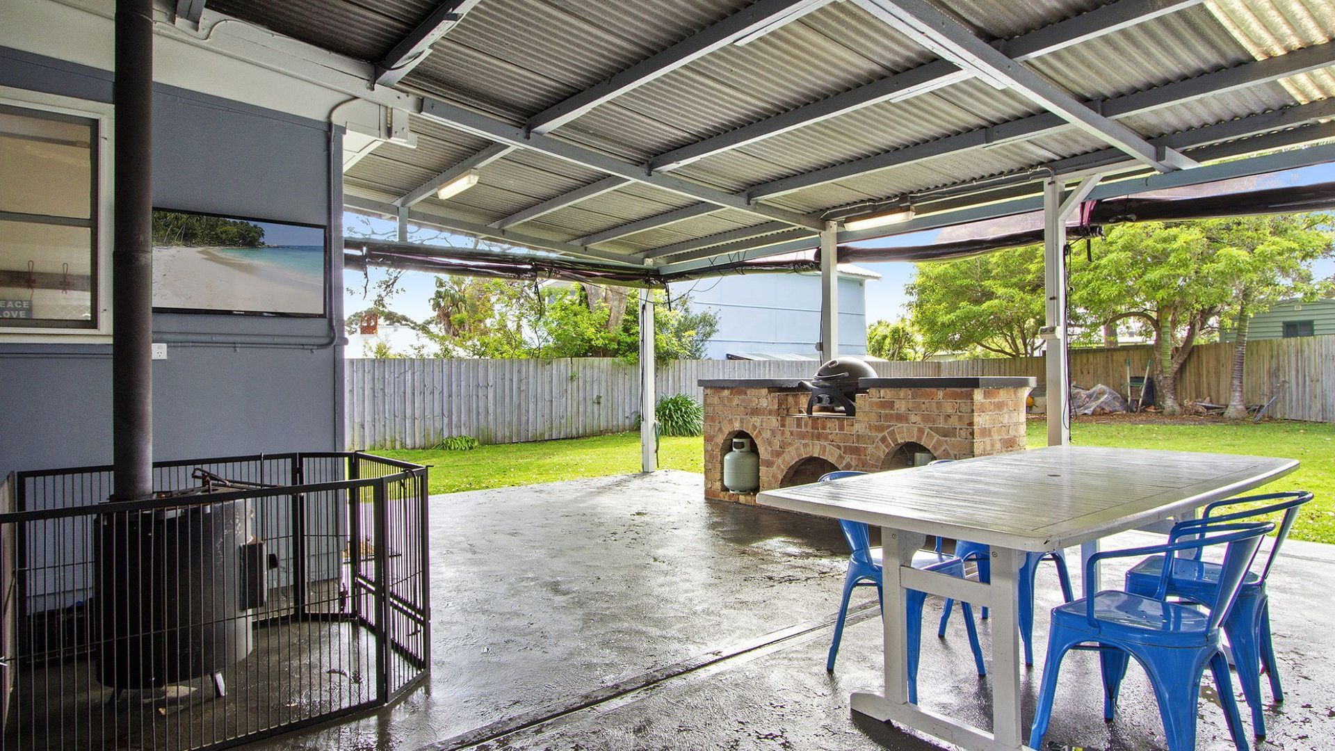 Une terrasse extérieure dotée d’un espace salon couvert, d’un barbecue et offrant une vue sur la plage.