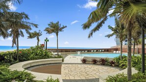 Pool - Luxury Beachfront Apartment in Surfers Paradise (Surfers Paradise)