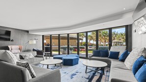 Living area - Luxury Beachfront Apartment in Surfers Paradise (Surfers Paradise)