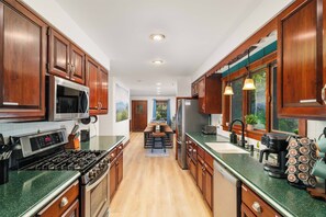 🍳 Fully stocked kitchen on the main level: gas range, dishwasher, full fridge, and everything you need to cook for a crowd.