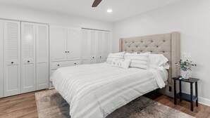 5 bedrooms, desk, iron/ironing board, travel cot - 4BR Luxury Foothill Estate. 30+ Day Stays. Insurance & Corporate Relocation (Rancho Cucamonga)